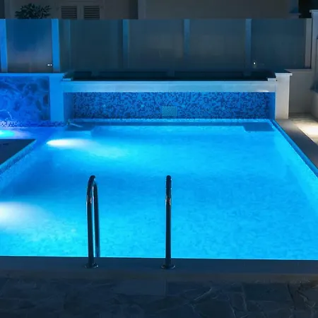 Апартаменты Oz's Oasis With Heated Private Pool Srinjine